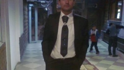 İstanbul Şişli'de bir kişi, komşusunun tıkanan mutfak giderini açmak için