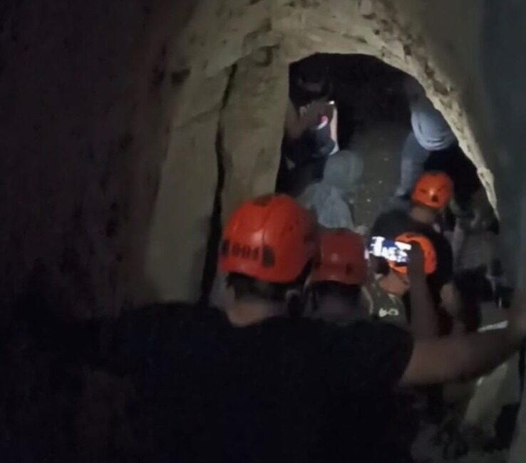 Karabük'ün Safranbolu ilçesindeki Konarı Kanyonu'nda arkadaşlarıyla piknik yapan bir üniversite