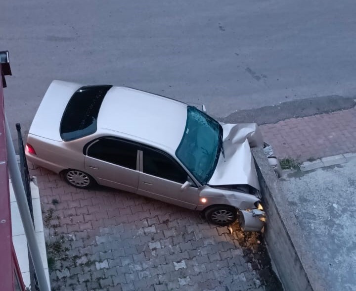 Karabük'ün Safranbolu ilçesinde meydana gelen trafik kazasında, bir aracın sürücüsü