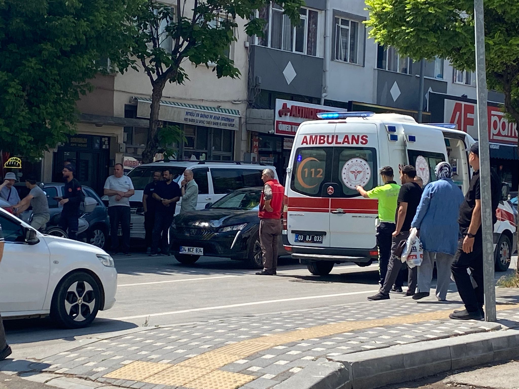 Afyonkarahisar’ın Gazlıgöl Caddesi’nde motosiklet ile araç çarpıştı. Çarpmanın etkisiyle motosiklet