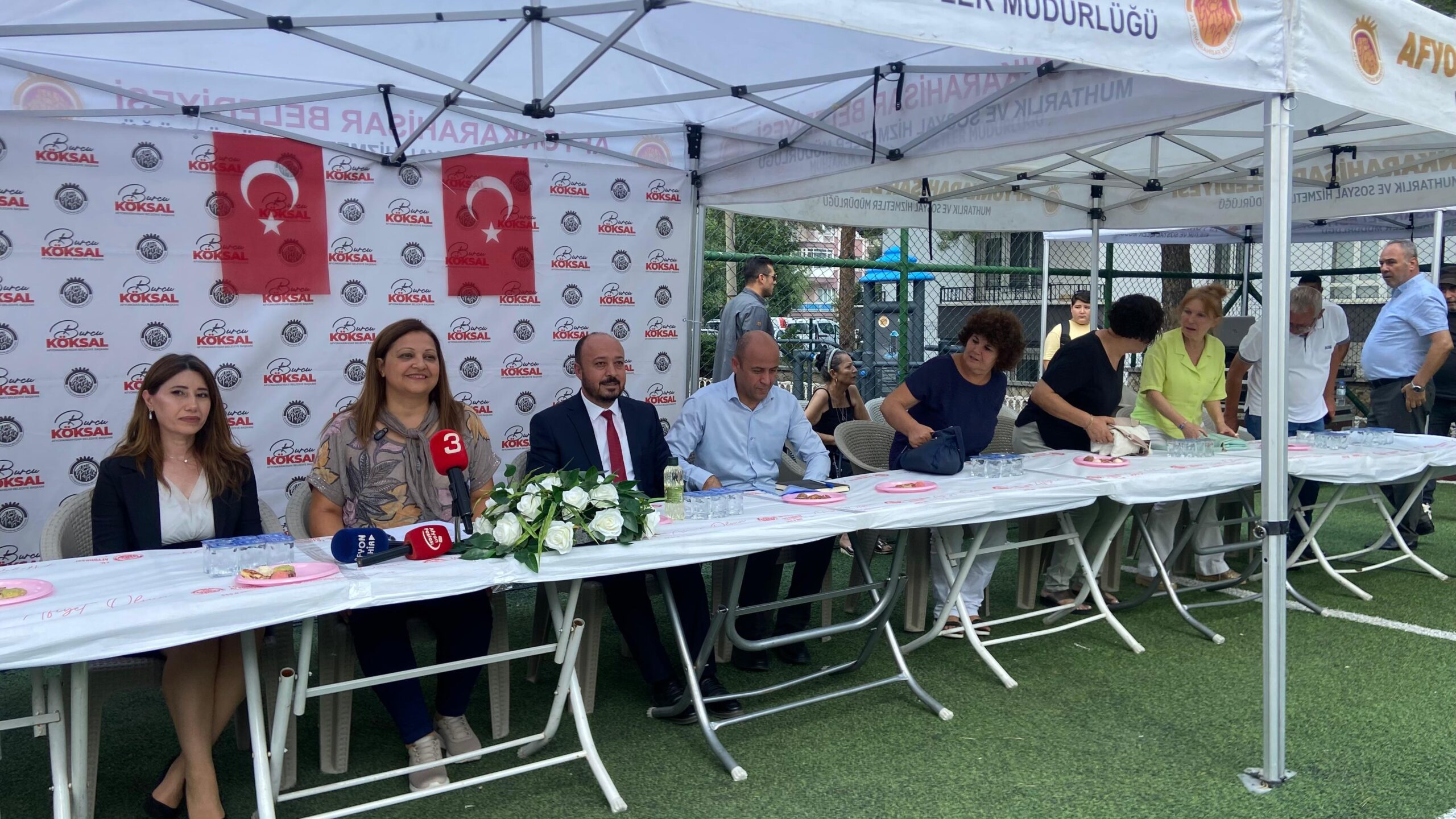 Örnekevler Mahallesi’nde düzenlenen halk buluşmasında vatandaşlarla bir araya gelen Burcu
