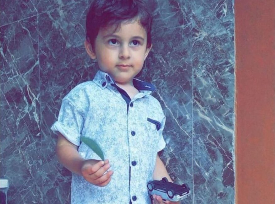 İstanbul Çekmeköy'de, apartman bahçesindeki arızalı demir kapının üzerine devrilmesi sonucu