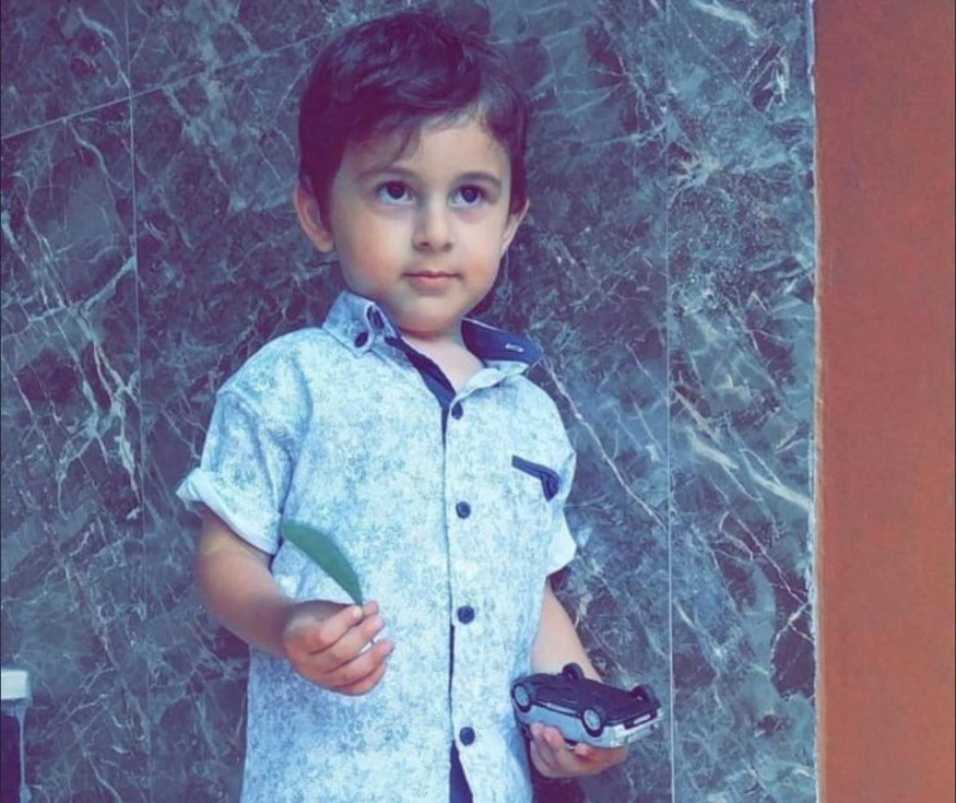 İstanbul Çekmeköy'de, apartman bahçesindeki arızalı demir kapının üzerine devrilmesi sonucu