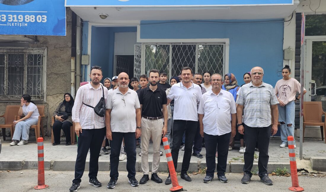 Takdir Alan 32 Öğrenciye Tablet Hediye Edildi