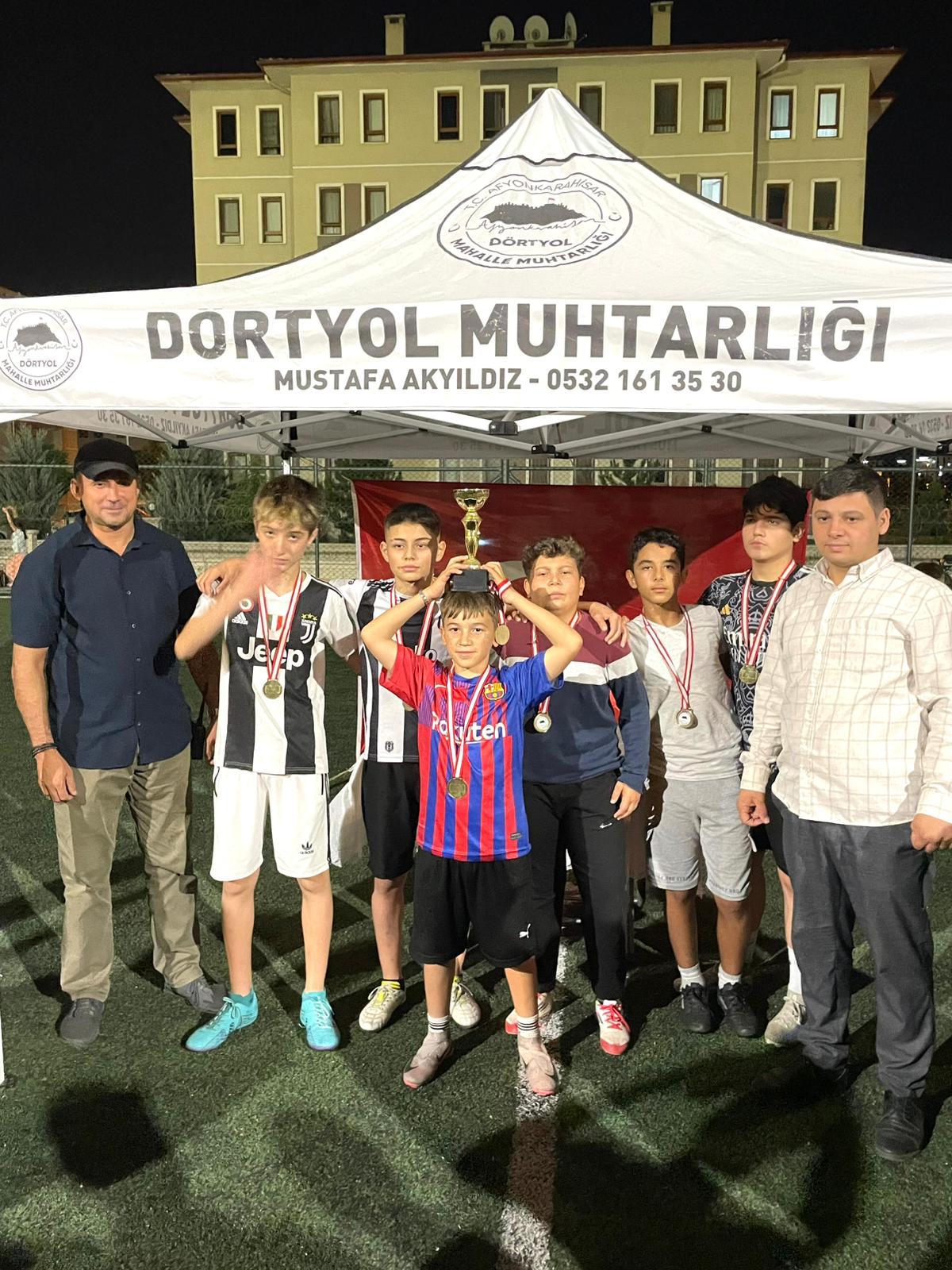 Afyonkarahisar’ın Dörtyol Mahallesi’nde düzenlenen futbol turnuvası, büyük bir coşku ve