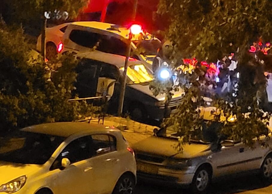 Afyonkarahisar’ın Cumhuriyet Mahallesi Mehmet Divani Caddesi üzerinde kadın motosiklet sürücüsü
