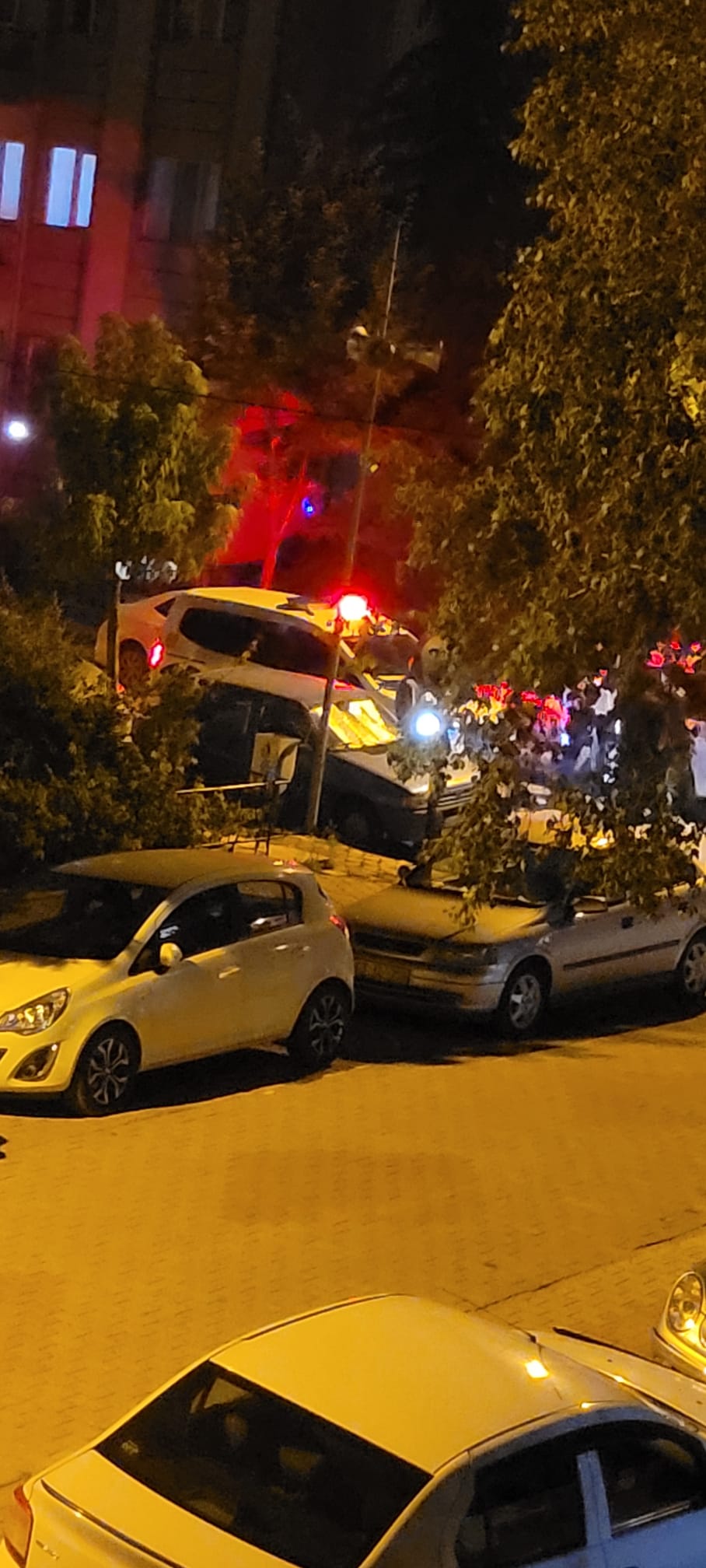 Afyonkarahisar’ın Cumhuriyet Mahallesi Mehmet Divani Caddesi üzerinde kadın motosiklet sürücüsü
