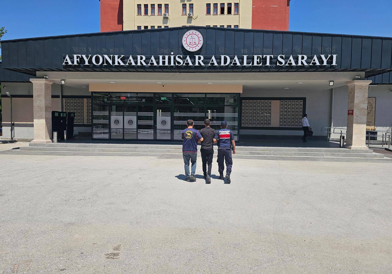 Afyonkarahisar İl Jandarma Komutanlığı ekipleri, aranan şahısların yakalanmasına yönelik yürüttükleri