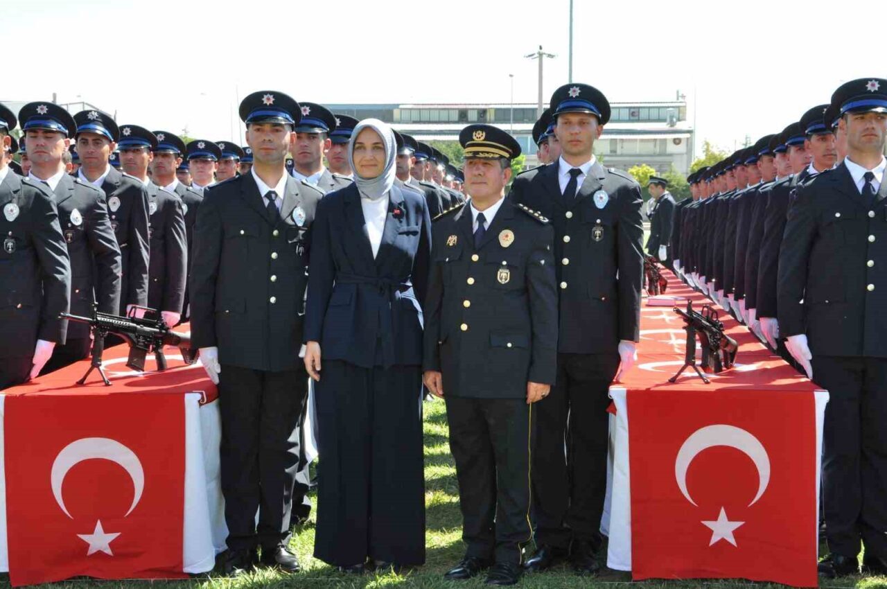 Afyonkarahisar Polis Meslek Eğitim Merkezi’nde (POMEM) eğitimlerini tamamlayan 225 öğrenci