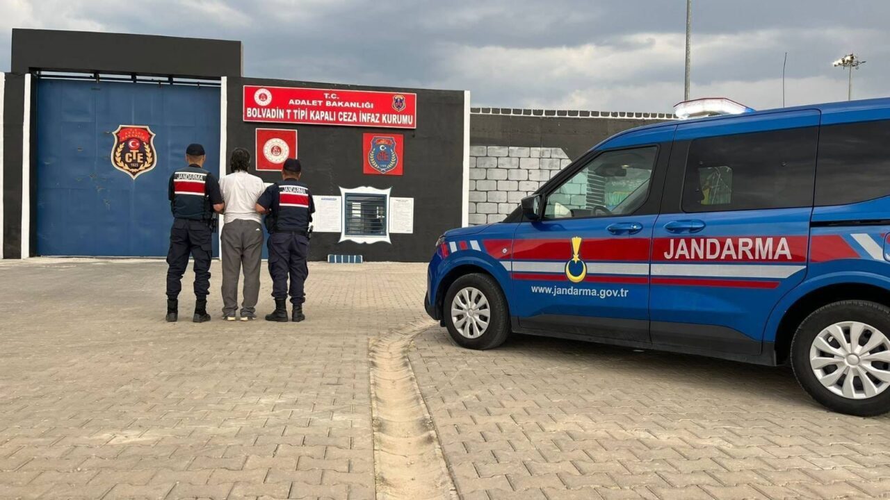 AFYONKARAHİSAR (AA) – Afyonkarahisar'da hakkında kesinleşmiş hapis cezası bulunan 2