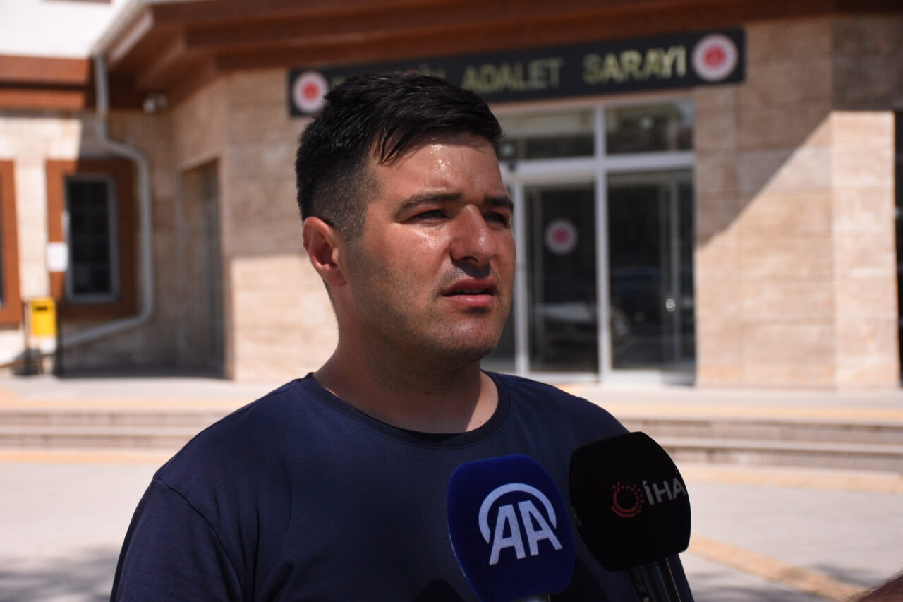 AFYONKARAHİSAR (AA) – Afyonkarahisar'ın Çay ilçesinde tarım işçilerini taşıyan minibüsün