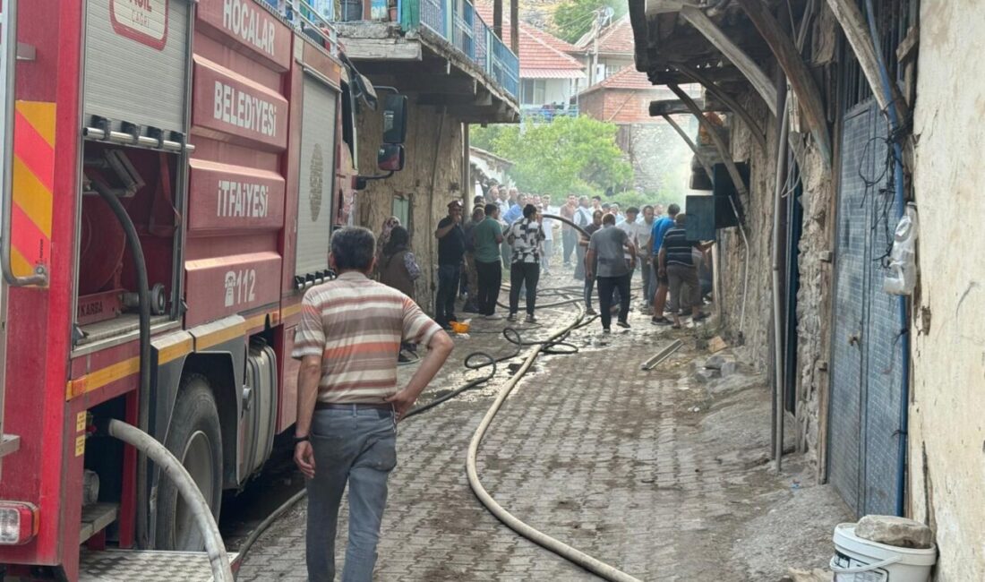 Hocalar ilçesine bağlı Akçadere köyünde iki katlı ahşap evde çıkan