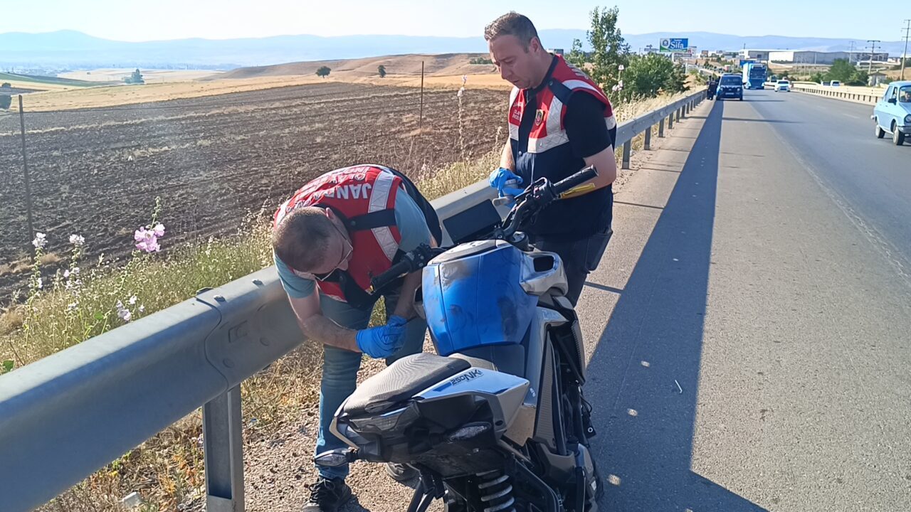 AFYONKARAHİSAR (AA) – Afyonkarahisar'ın Sandıklı ilçesinde bariyere çarpan motosikletteki 1