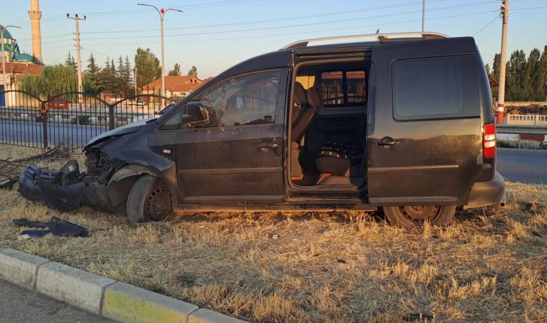 Afyonkarahisar’ın Sinanpaşa ilçesinde meydana gelen trafik kazasında hafif ticari araç