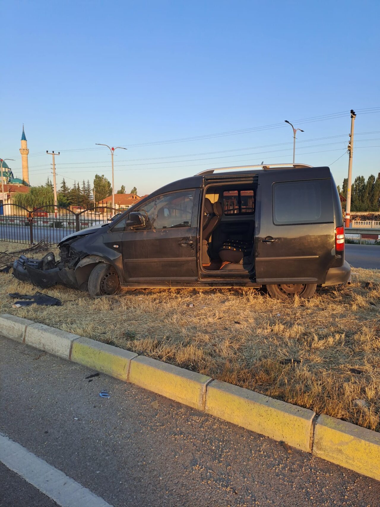 Afyonkarahisar’ın Sinanpaşa ilçesinde meydana gelen trafik kazasında hafif ticari araç