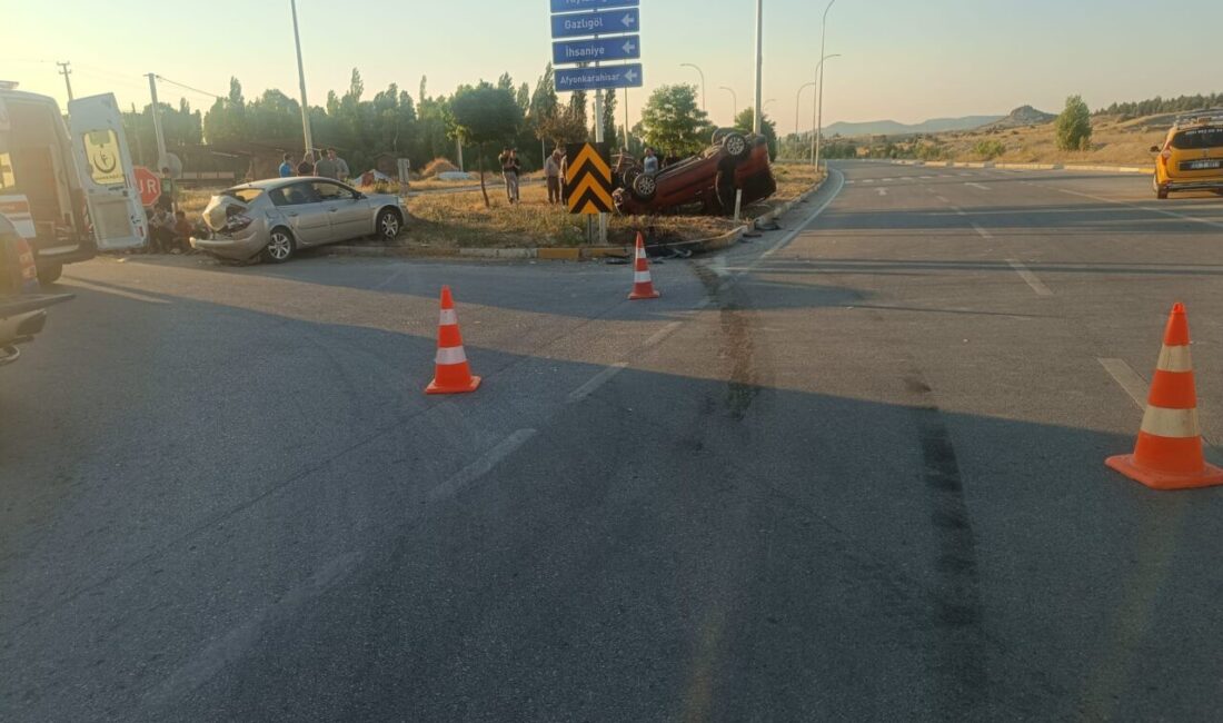AFYONKARAHİSAR (AA) – Afyonkarahisar'ın İhsaniye ilçesinde hafif ticari araç ile