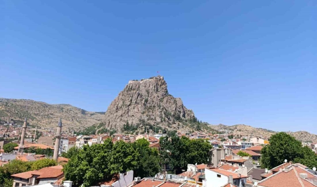Afyonkarahisar’da hava sıcaklıkları gün geçtikçe artıyor! Yapılan son meteorolojik değerlendirmelere göre, Afyonkarahisar’da bugün hava sıcaklıklarının 35