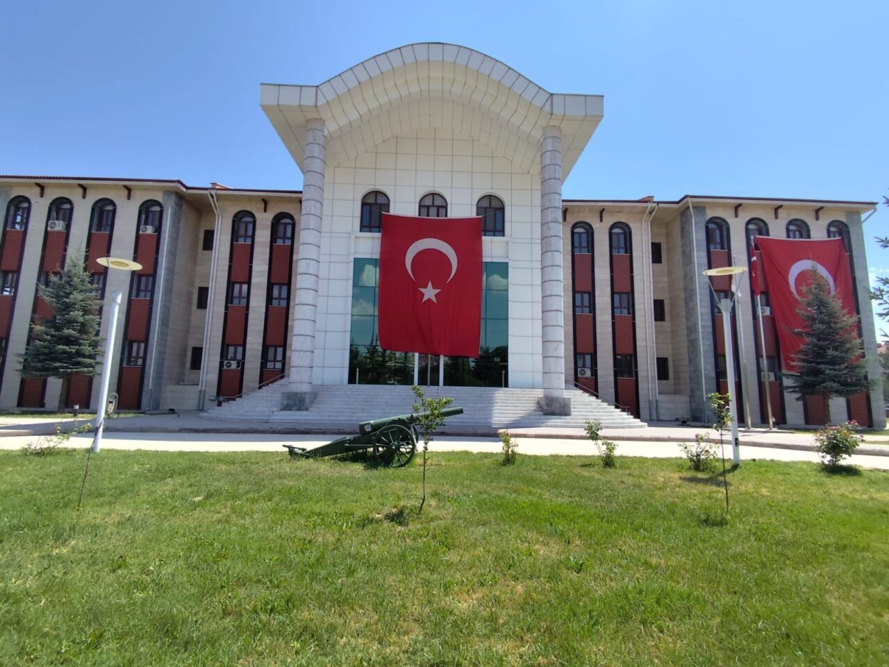 AFYONKARAHİSAR (AA) – Afyonkarahisar'da "Terörsüz Türkiye"ye destek için kamu binalarına