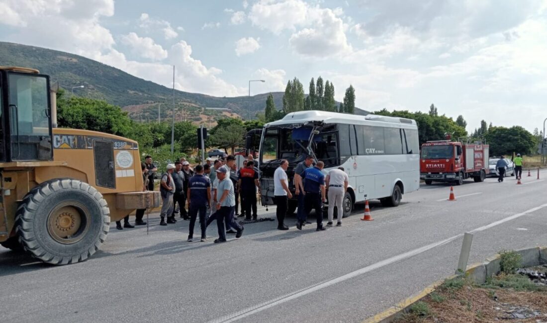 AFYONKARAHİSAR (AA) – Afyonkarahisar'ın Çay ilçesinde otobüs ile kamyonun çarpışması