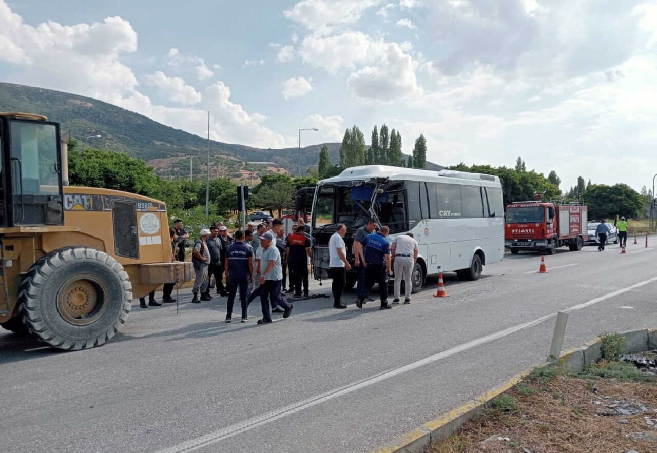 AFYONKARAHİSAR (AA) – Afyonkarahisar'ın Çay ilçesinde otobüs ile kamyonun çarpışması
