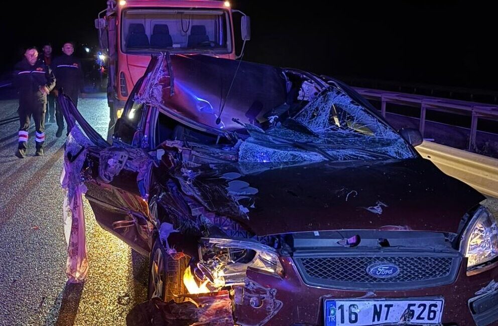AFYONKARAHİSAR (AA) – Afyonkarahisar'ın Sandıklı ilçesinde otomobil ile tırın çarpışması