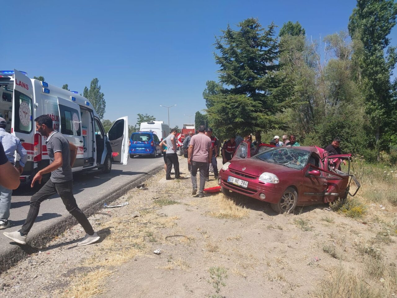 AFYONKARAHİSAR (AA) – Afyonkarahisar'ın Sinanpaşa ilçesinde tırın otomobile çarpması sonucu