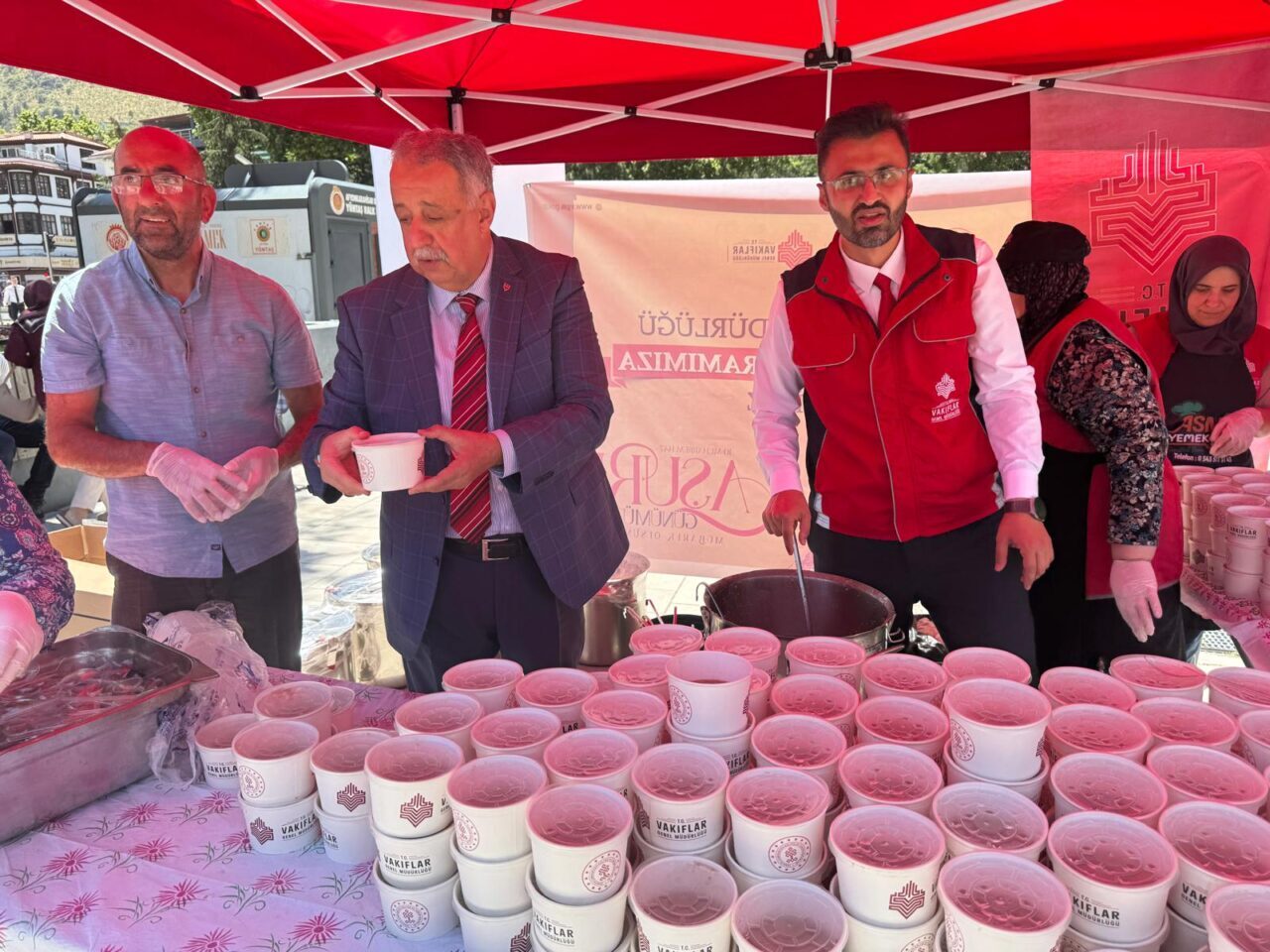 AFYONKARAHİSAR (AA) – Afyonkarahisar'da Vakıflar Bölge Müdürlüğünce, vatandaşlara aşure ikramında