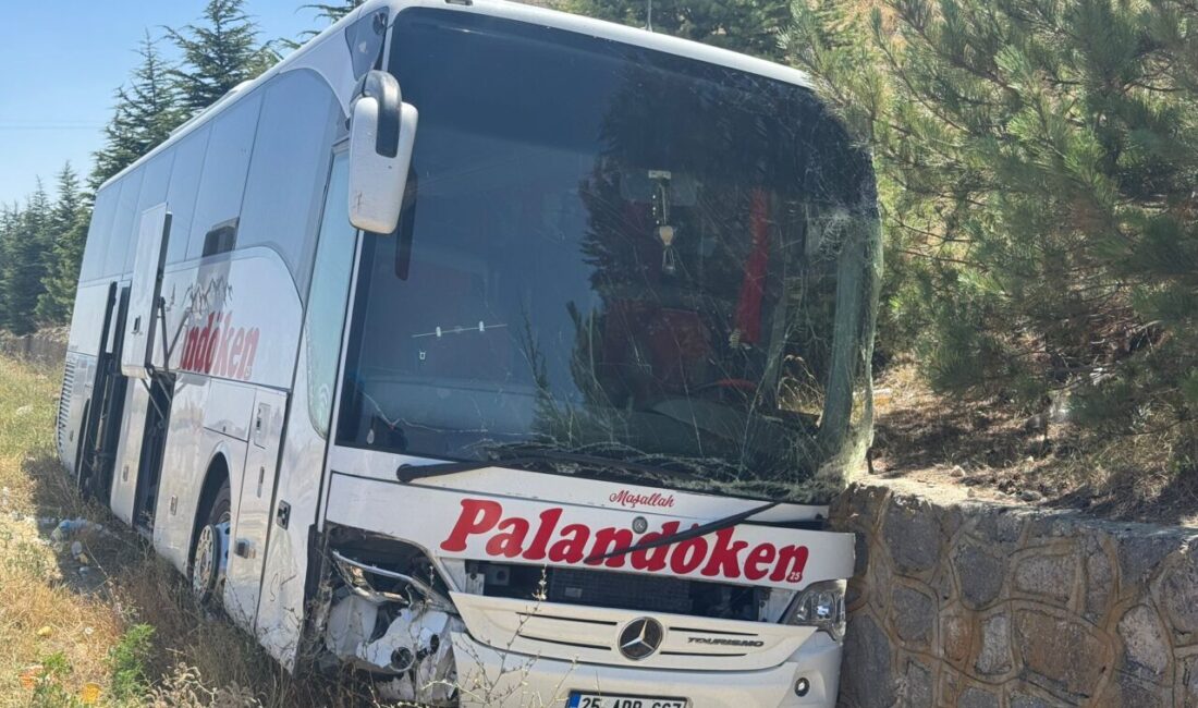 AFYONKARAHİSAR (AA) – Afyonkarahisar'ın Sinanpaşa ilçesinde yolcu otobüsünün tıra çarpması