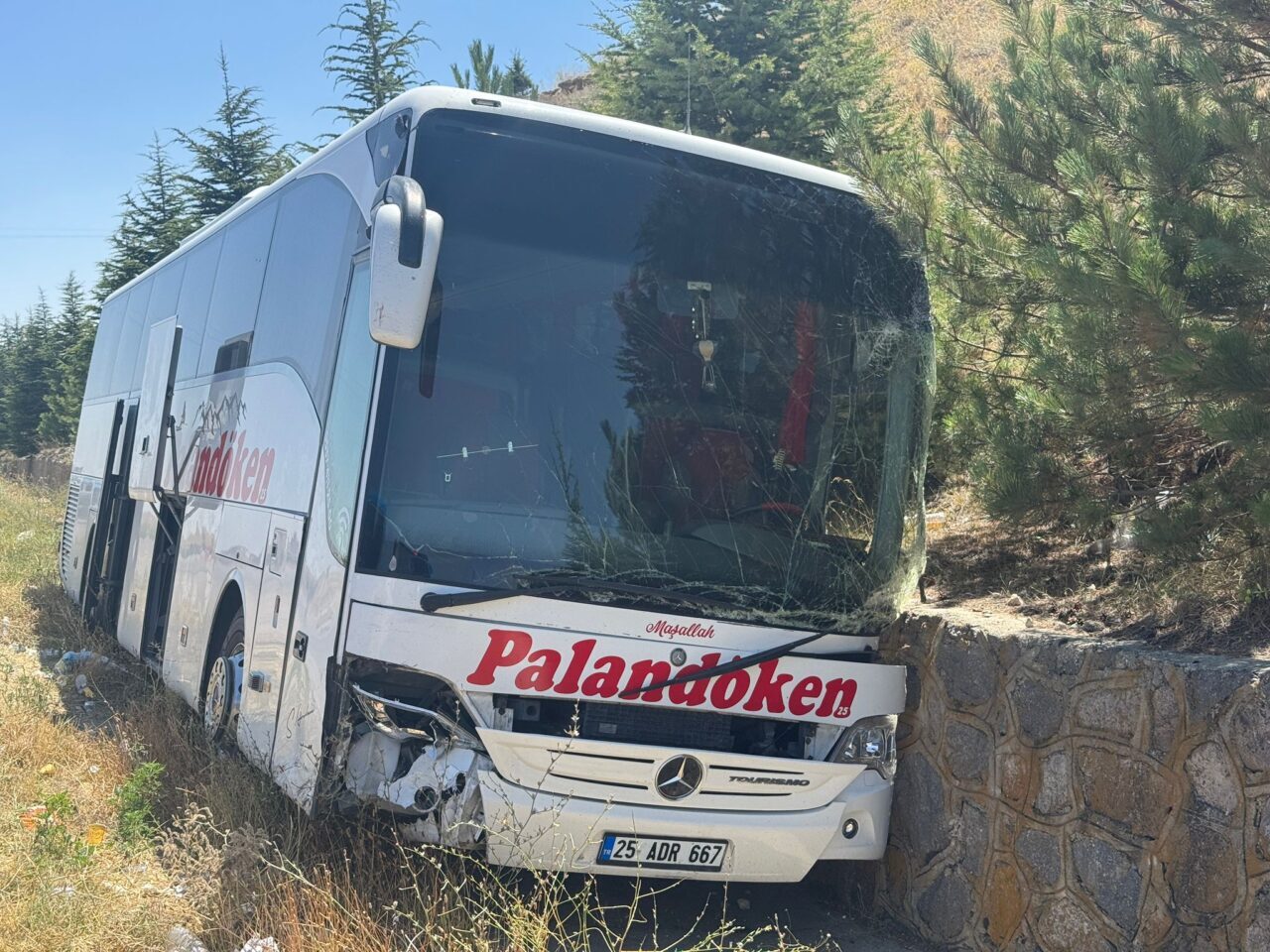 AFYONKARAHİSAR (AA) – Afyonkarahisar'ın Sinanpaşa ilçesinde yolcu otobüsünün tıra çarpması
