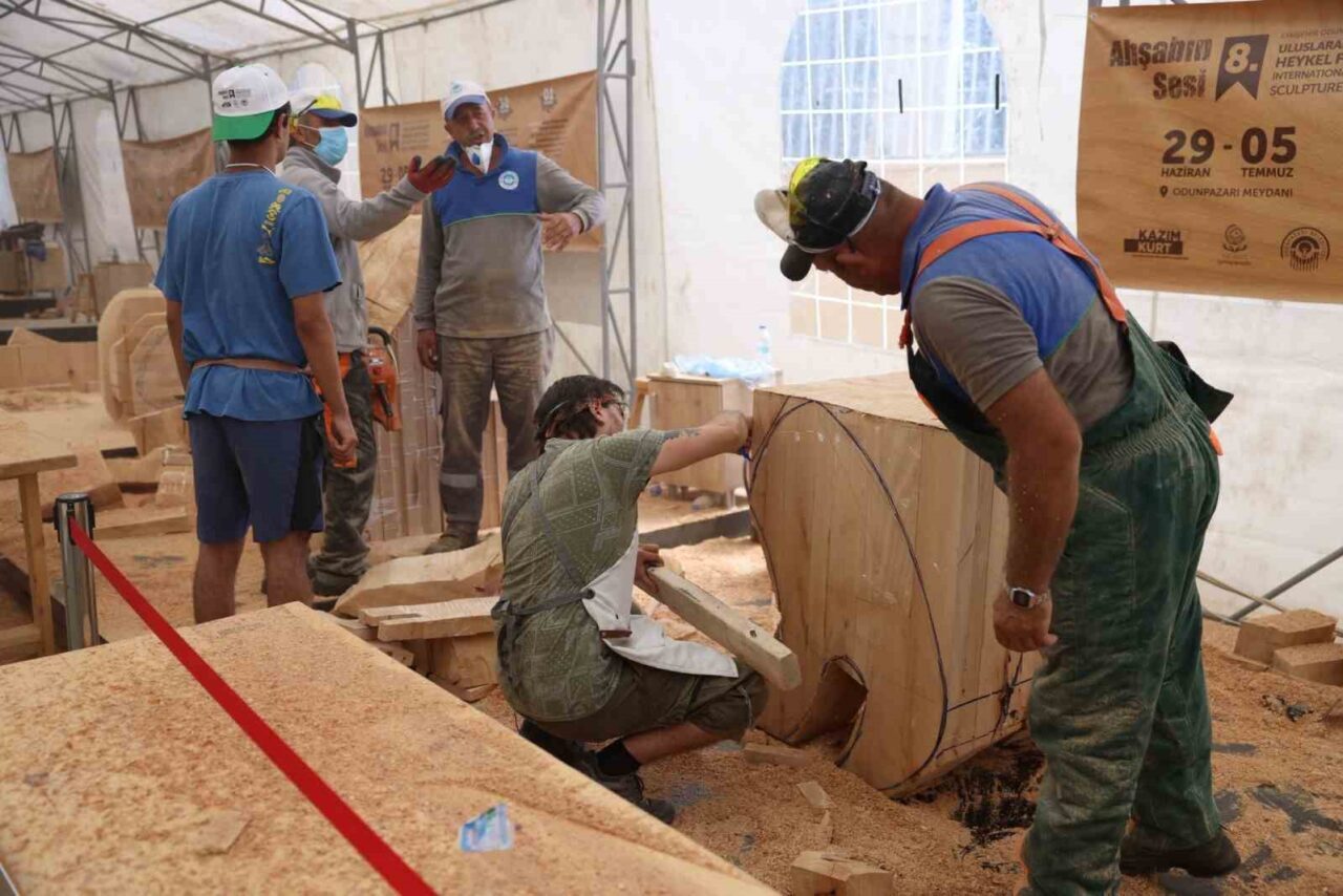 Başkan Kurt, 8.Uluslararası Ahşap Heykel Festivali’nde sanatçılarla bir araya geldi;