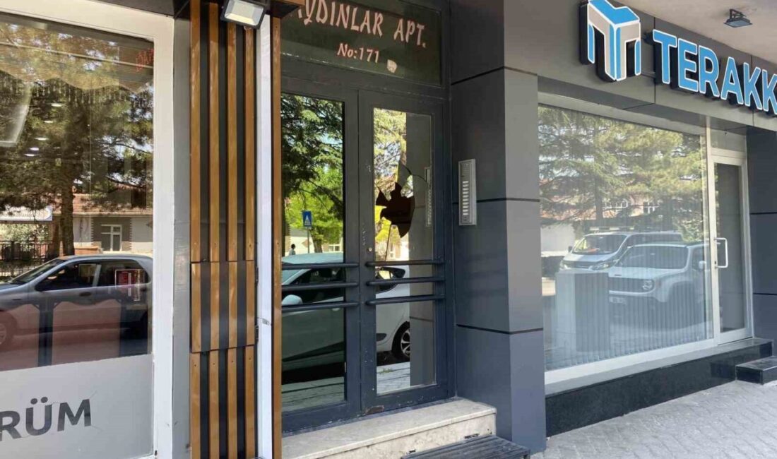 Eskişehir’de henüz kimliği belirlenemeyen şahıs veya şahıslar tarafından bir apartman