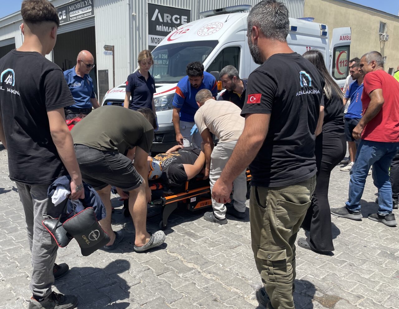 Aydın'ın Efeler ilçesinde, 2 kişinin yaralandığı trafik kazası güvenlik kamerasınca