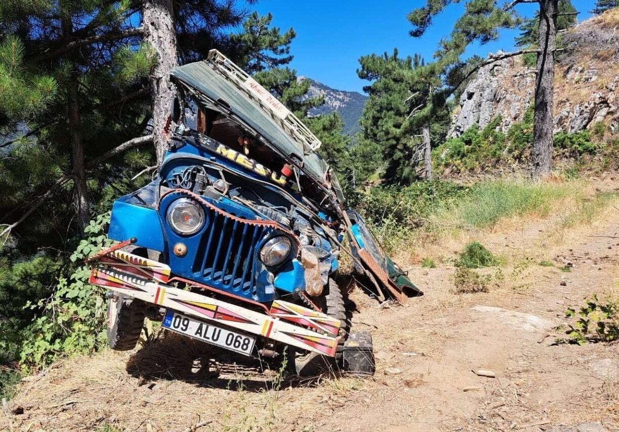 Aydın'ın Efeler ilçesinde cipin şarampole devrilmesi sonucu biri çocuk 3
