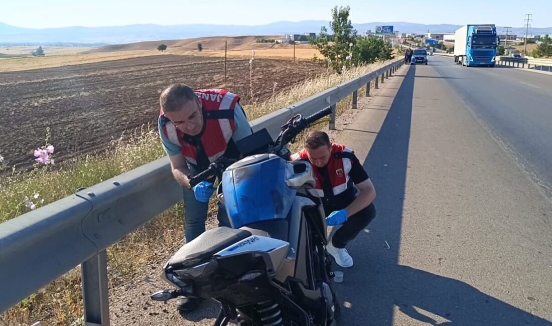 Afyonkarahisar’da kontrolden çıkarak bariyerlere çarpan ve yaklaşık 30 metre sürüklenen