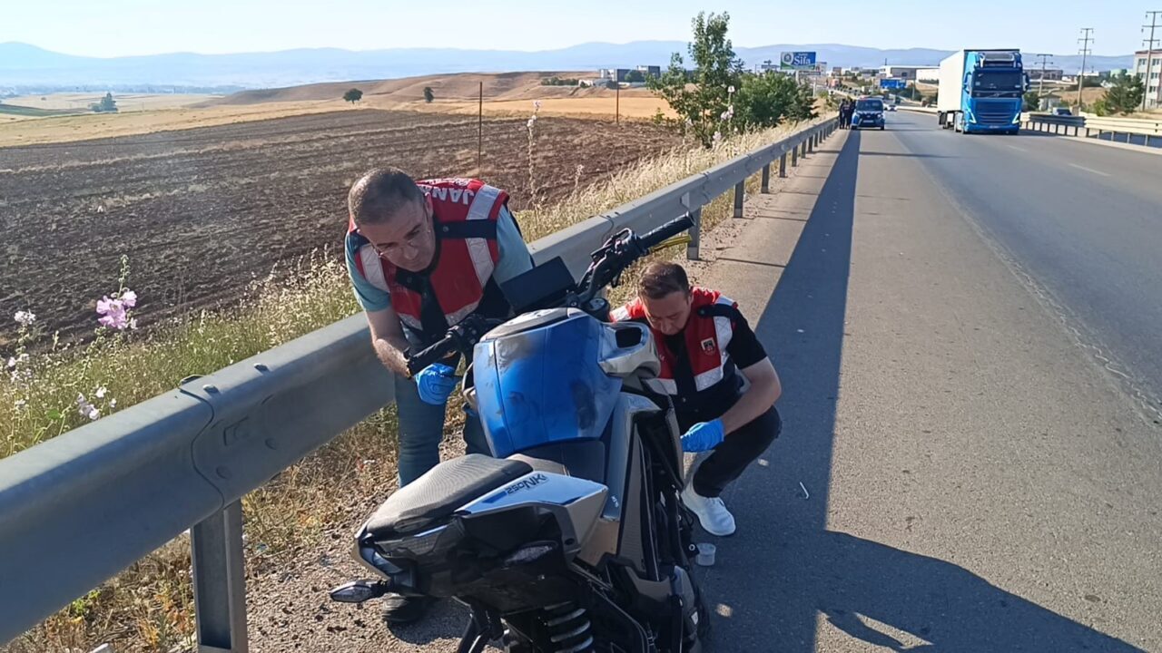 Afyonkarahisar’da kontrolden çıkarak bariyerlere çarpan ve yaklaşık 30 metre sürüklenen