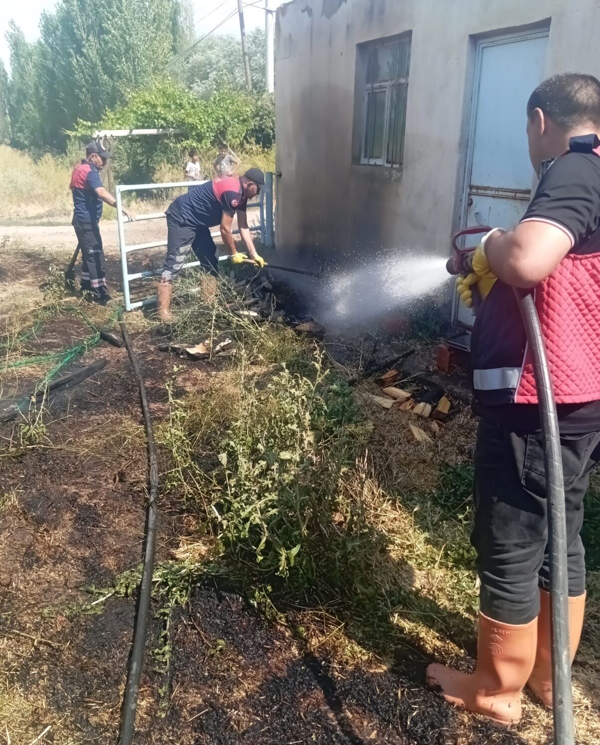 Afyonkarahisar’ın Şuhut ilçesinde bir besihanenin bahçesindeki kuru otların tutuşması sonucu