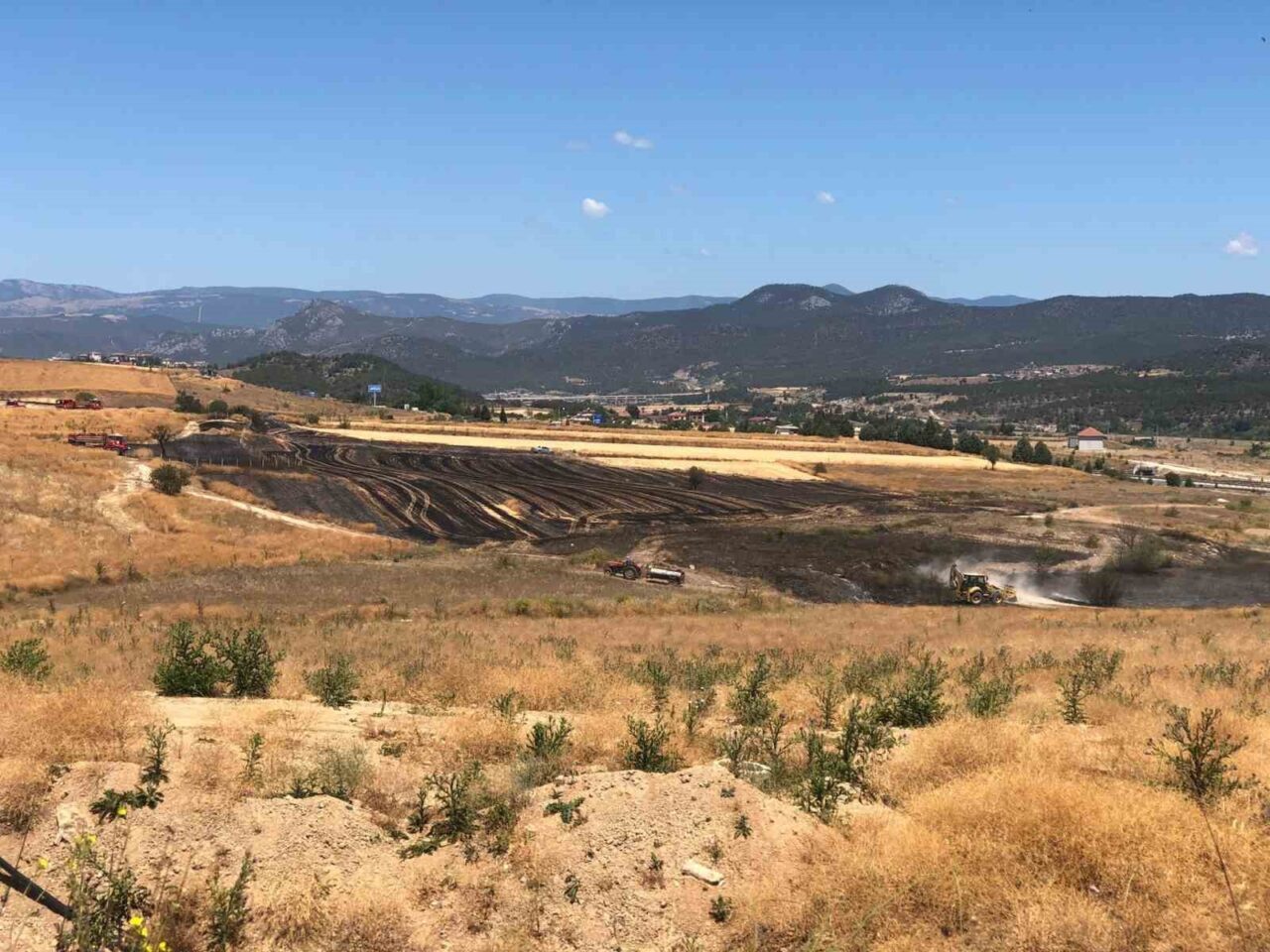 Bilecik’te başlayan anız yangını helikopter yardımı ile büyümeden söndürüldü.