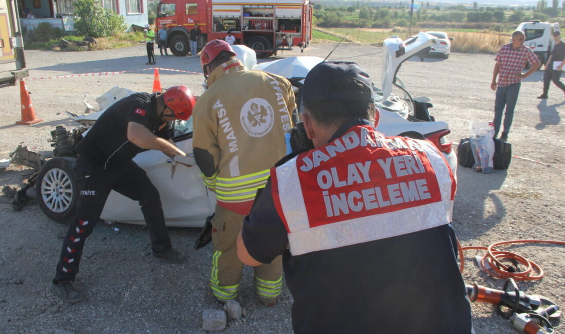 Manisa'nın Kula ilçesinde otomobilin park halindeki tıra arkadan çarpması sonucu