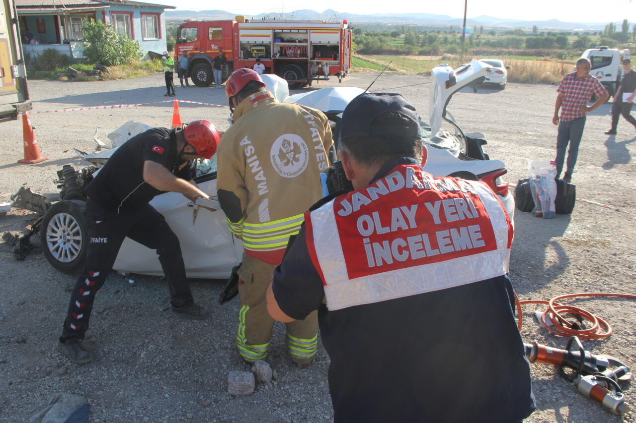 Manisa'nın Kula ilçesinde otomobilin park halindeki tıra arkadan çarpması sonucu