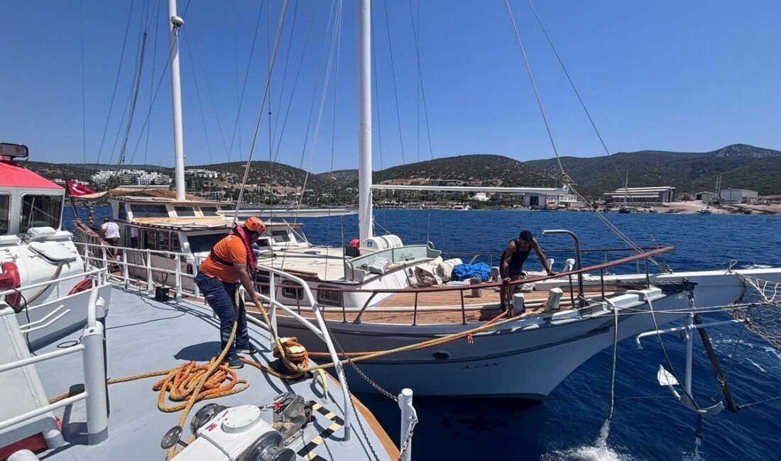 Muğla'nın Bodrum ilçesi açıklarında su alan teknedeki 6 kişi ekiplerce