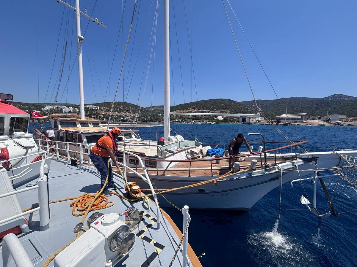 Muğla'nın Bodrum ilçesi açıklarında su alan teknedeki 6 kişi ekiplerce