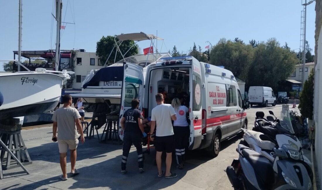 Muğla'nın Bodrum ilçesinde günlük gezi teknesinde düşerek yaralanan personel, Bodrum
