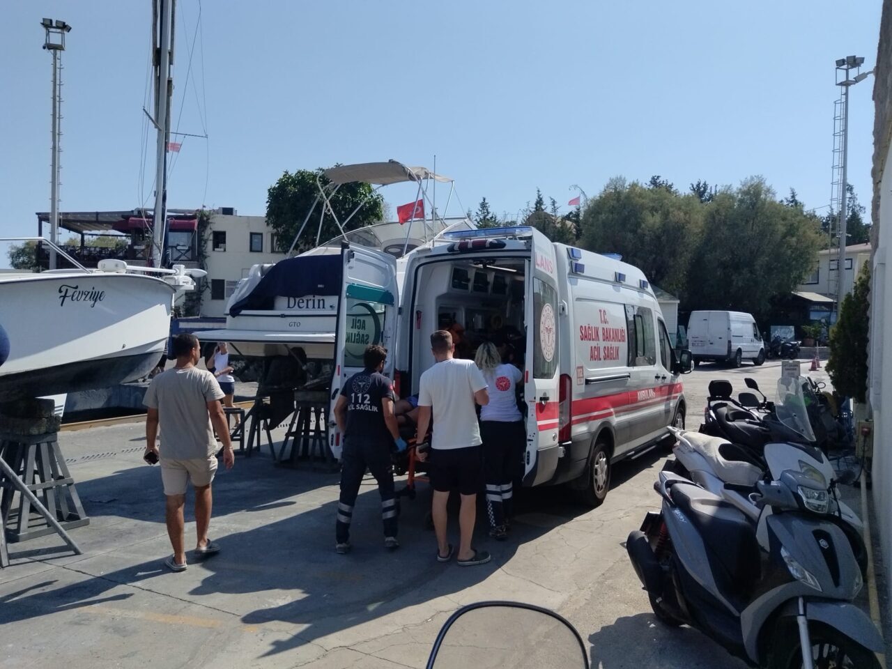 Muğla'nın Bodrum ilçesinde günlük gezi teknesinde düşerek yaralanan personel, Bodrum