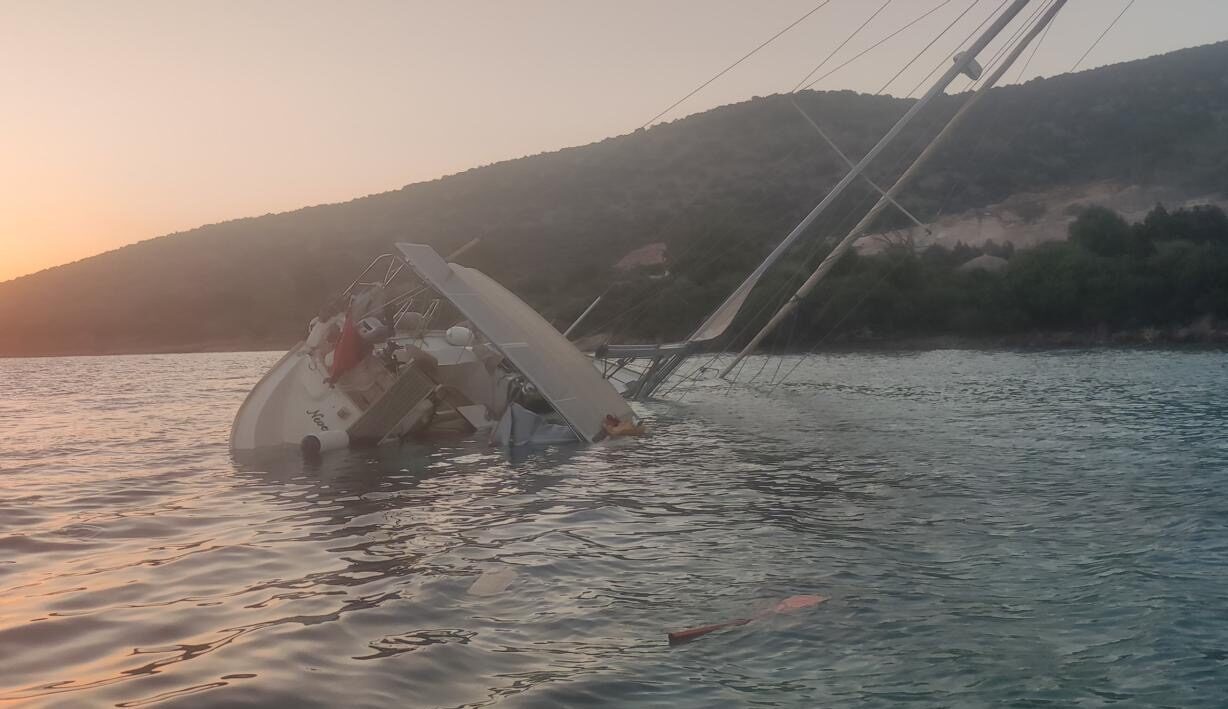 Muğla’nın Bodrum ilçesi açıklarında Karaada yakınlarında seyir halindeyken kayalıklara çarpan