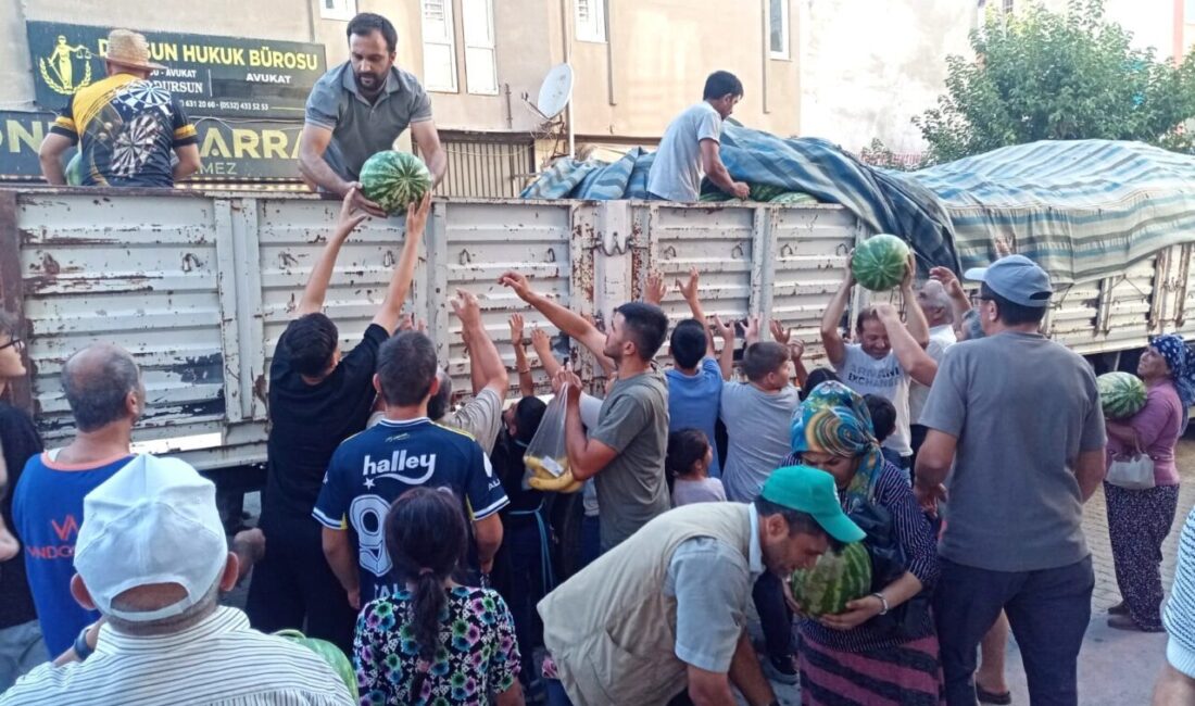 Afyonkarahisar'ın Çay ilçesinde hayırsever iş insanı tarafından vatandaşlara bir tır