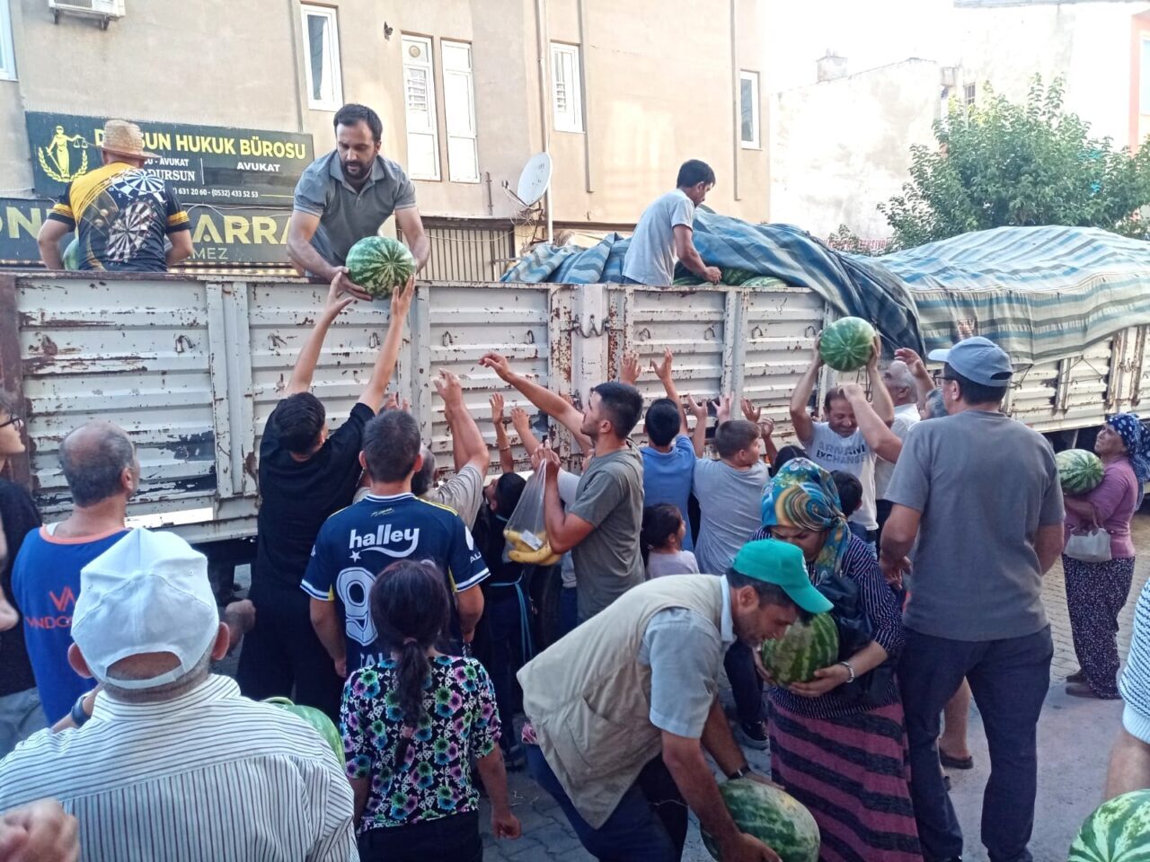 Afyonkarahisar'ın Çay ilçesinde hayırsever iş insanı tarafından vatandaşlara bir tır