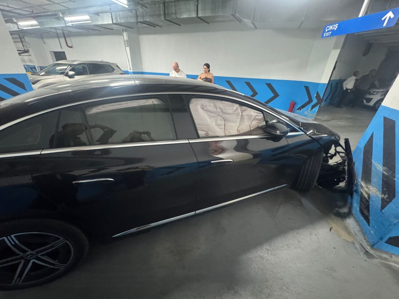 İzmir'de, valenin sahibine teslim etmek üzere otoparktan çıkarmak isterken duvara