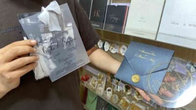 Eskişehir’de dükkanına gelen çiftleri çizgi film karakteri gibi resmederek düğün