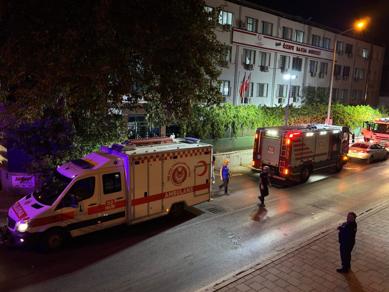 İzmir'in Gaziemir ilçesinde özel bakım merkezinde çıkan yangında dumandan etkilenen