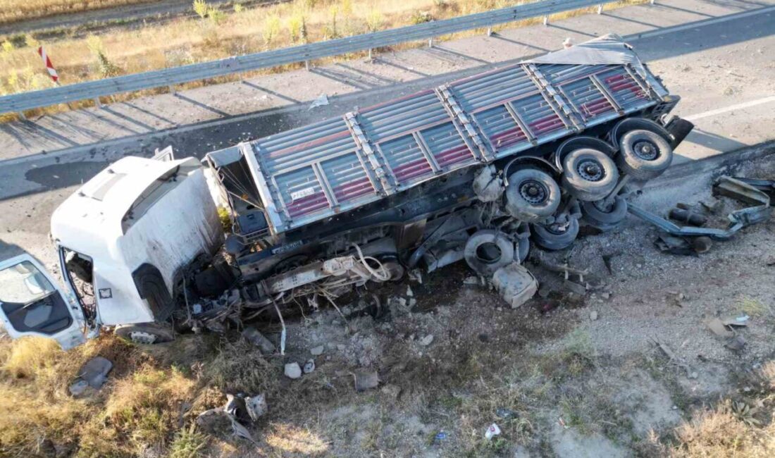 Afyonkarahisar’da bariyerlere çarparak devrilen tırda sürücü yaralanırken, olayda tırın kupa